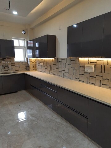 Kitchen in 3 BHK Builder Floor at BPTP District, Sector 81 – for Sale