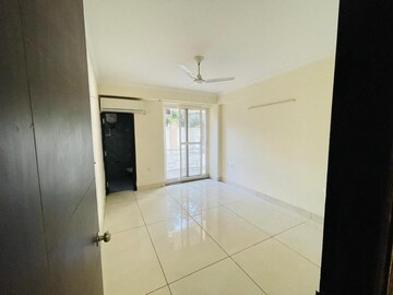 Room in 4 BHK Apartment at East Canal Road – for Rent