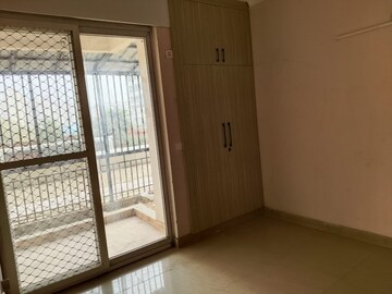 Room in 2 BHK Apartment at Amrapali Golf Homes, Sector 4, Greater Noida – for Rent