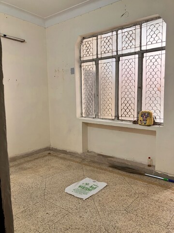 Room in 2 BHK Builder Floor at Mohan Garden – for Rent