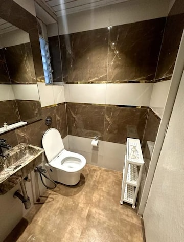 Team Area in 3 BHK Apartment at Khar West – for Rent