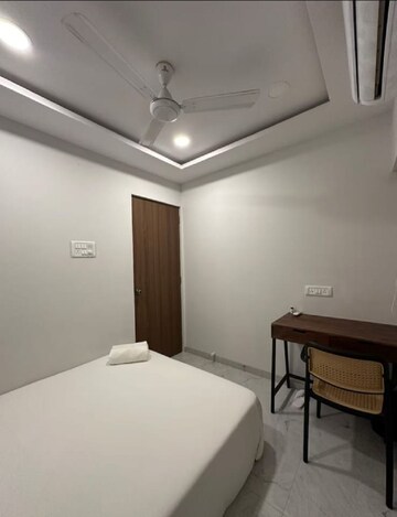 Room in 3 BHK Apartment at Khar West – for Rent