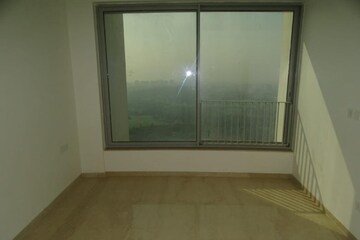 Room in 4 BHK Apartment at Oberoi Realty Esquire, Goregaon East – for Rent