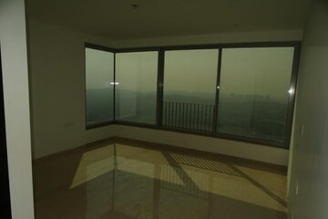Room in 4 BHK Apartment at Oberoi Realty Esquire, Goregaon East – for Rent