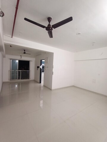 Room in 2 BHK Apartment at Mayfair The View, Vikhroli West – for Rent