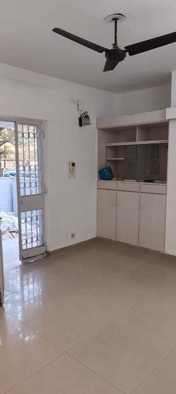Room in 2 BHK Apartment at Vasant Kunj – for Sale
