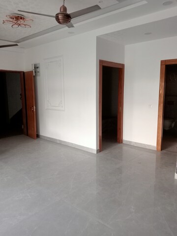 Room in 4 BHK Builder Floor at Niti Khand – for Sale