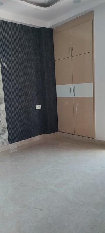 Room in 3 BHK Builder Floor at Fidato Honour Homes, Sector 89 – for Rent