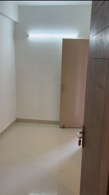 Room in 4 BHK Apartment at Pareena Coban Residences, Sector 99a – for Rent