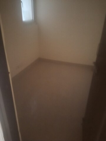 Room in 2.5 BHK Apartment at Amrapali Princely Estate, Sector 76 – for Sale