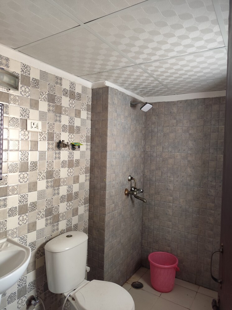 Bathroom, aims-golf-city 2 Bedroom 950 Sq.Ft. Apartment In Sector 75 Noida 8167490
