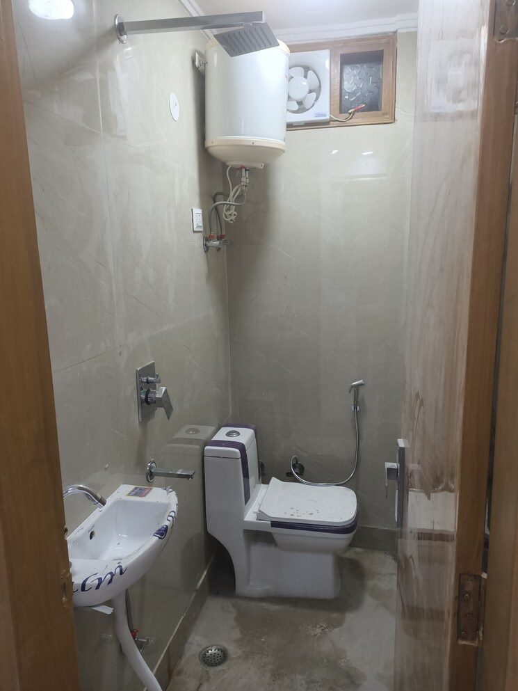 Bathroom, govindpuri 2 Bedroom 450 Sq.Ft. Builder Floor In Govindpuri Delhi 8167506