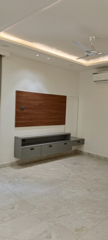 Furnished Amenities in 4 BHK Builder Floor at SS Mayfield Gardens, Sector 51 – for Rent