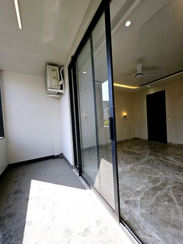 Building Lobby in 4 BHK Builder Floor at SS Mayfield Gardens, Sector 51 – for Sale