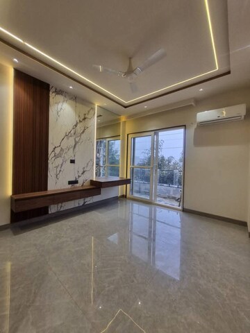 Room in 4 BHK Apartment at Emaar Emerald Floors Premier, Sector 65 – for Rent