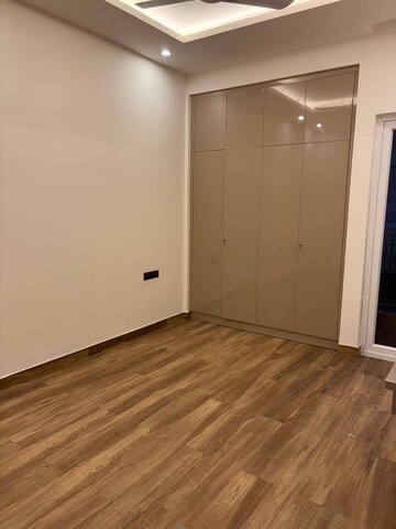 Room in 2 BHK Apartment at Pioneer Park Phase 1, Sector 61 – for Rent