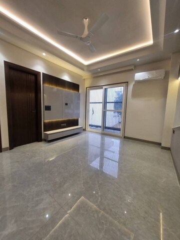 Room in 3 BHK Apartment at Emaar Emerald Floors Premier, Sector 65 – for Rent