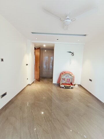 Room in 4 BHK Builder Floor at Ansal API Esencia, Sector 67 – for Rent