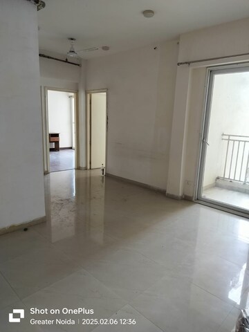 Room in 2 BHK Apartment at Mahagun Mantra I, Sector 10 Greater Noida – for Rent