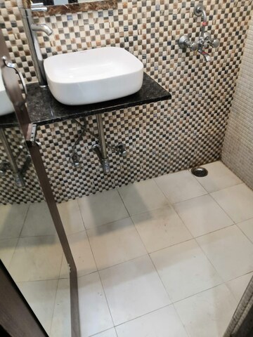 Bathroom in 1 RK Apartment at DLF Building 10, Dlf Phase ii – for Rent