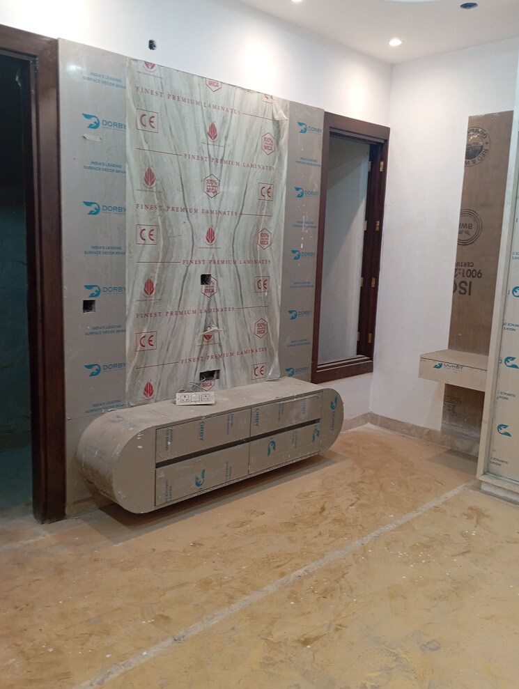 Room, krishna nagar 3.5 Bedroom 150 Sq.Yd. Builder Floor In Krishna Nagar Delhi 8168004