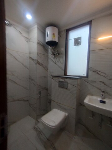 Bathroom in 1 BHK Builder Floor at DLF City Gurgaon, Sector 27 – for Rent