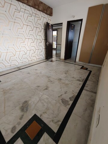 Room in 4 BHK Apartment at Sector 12 Dwarka – for Rent
