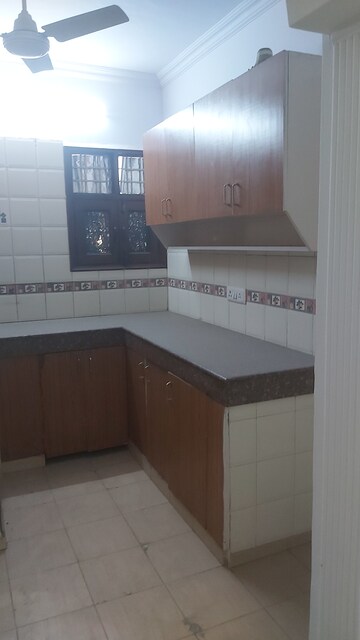 Kitchen in 2.5 BHK Apartment at Mayur Vihar Phase 1 Extension – for Rent