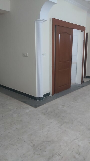 Room in 2.5 BHK Apartment at Mayur Vihar Phase 1 Extension – for Rent