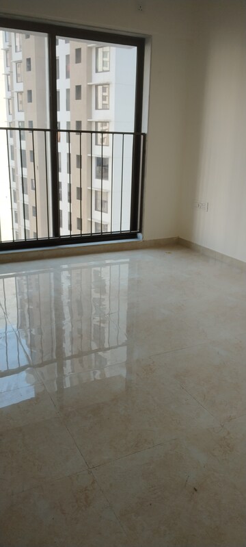 Room in 2 BHK Apartment at Sunteck Maxxworld 4, Naigaon East – for Rent