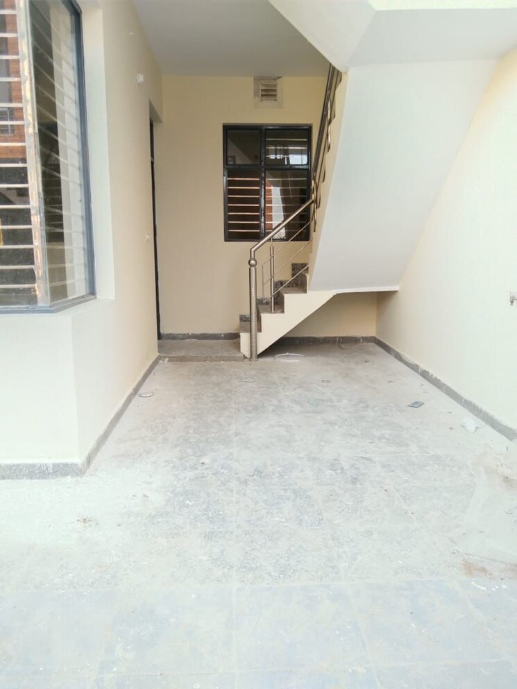  Parking, ludhiana chandigarh hwy 3 Bedroom 100 Sq.Yd. Independent House In LudhianA Chandigarh Hwy Mohali 8168269