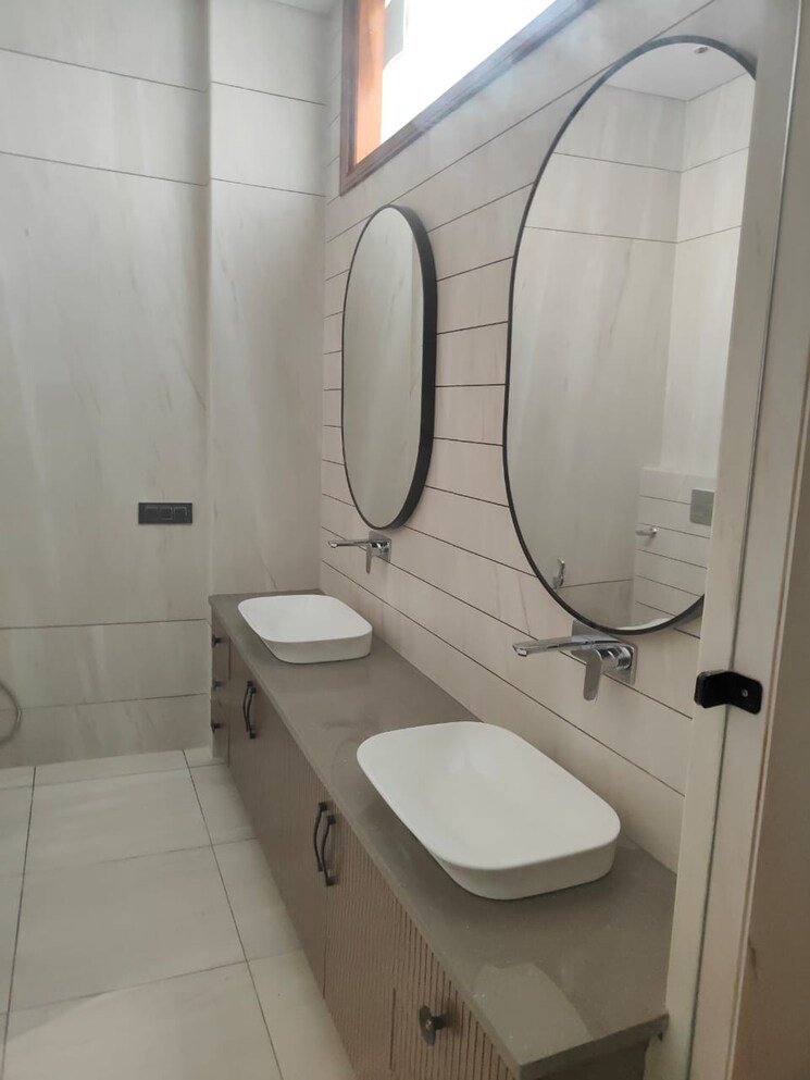 Bathroom, kirti nagar 3 Bedroom 2000 Sq.Ft. Builder Floor In Kirti Nagar Delhi 8168387