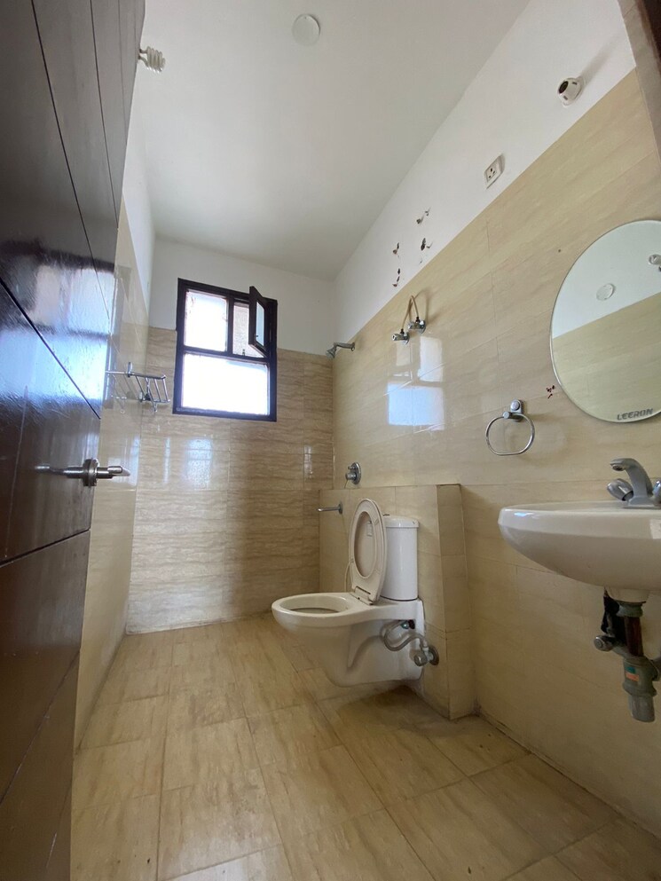 Bathroom, mansarover garden 4 Bedroom 3000 Sq.Ft. Builder Floor In Mansarover Garden Delhi 8168423