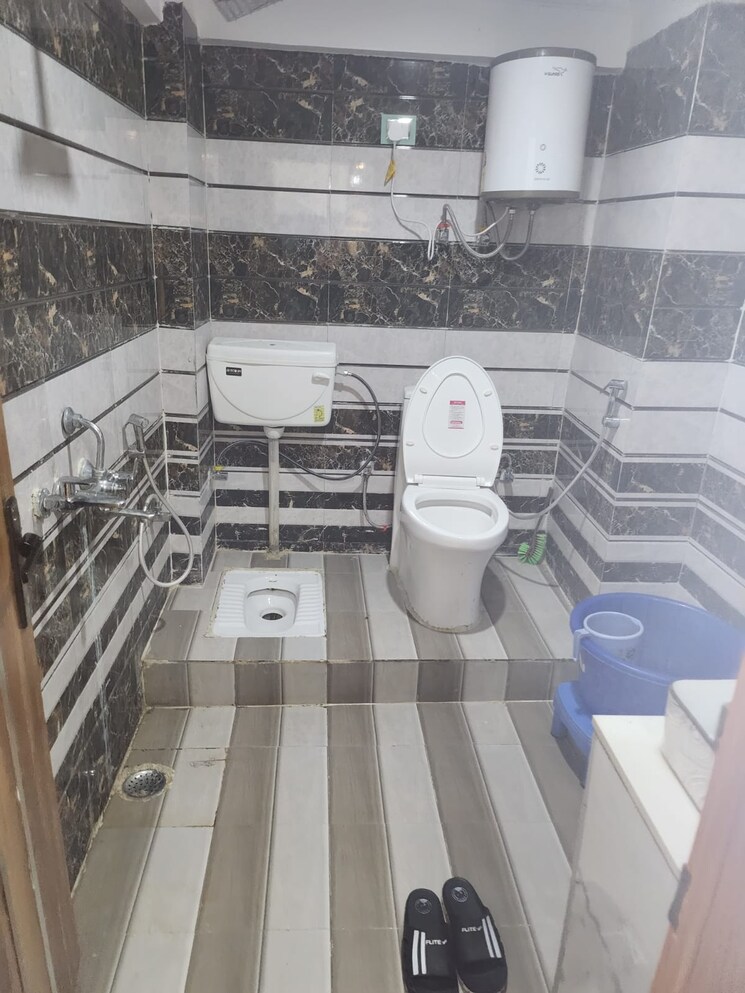 Bathroom, saraswati vihar 3 Bedroom 2000 Sq.Ft. Builder Floor In Saraswati Vihar Delhi 8168434