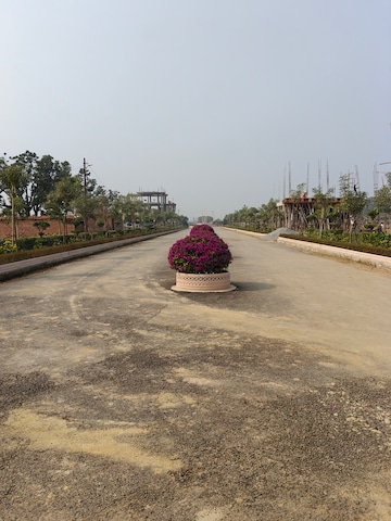 Parking in 5 BHK Villa at Gomti Nagar – for Sale