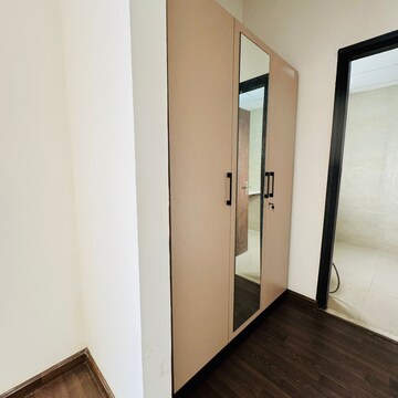 Room in 4 BHK Apartment at BPTP Amstoria, Sector 102 – for Rent