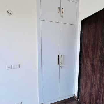 Furnished Amenities in 4 BHK Apartment at BPTP Amstoria, Sector 102 – for Rent