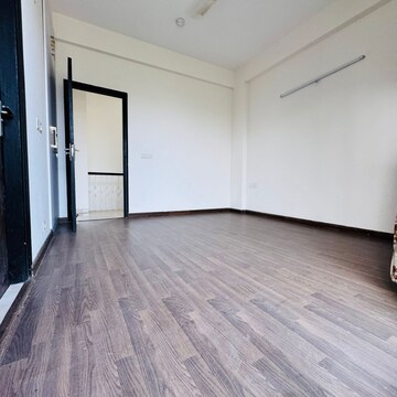 Room in 4 BHK Apartment at BPTP Amstoria, Sector 102 – for Rent