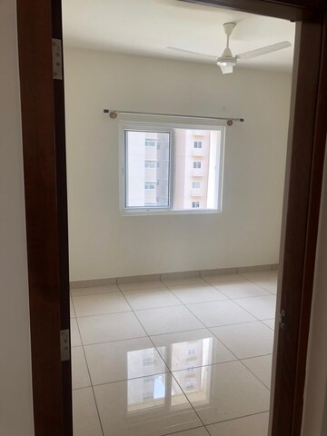 Room in 2 BHK Apartment at Prestige Song Of The South, Yelenahalli – for Rent