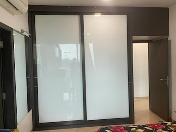 Room in 3 BHK Apartment at Oberoi Realty Exquisite, Goregaon East – for Sale
