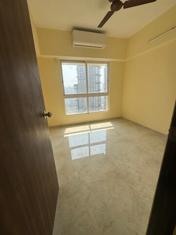 Room in 2 BHK Apartment at Lodha Amara, Kolshet Road – for Rent