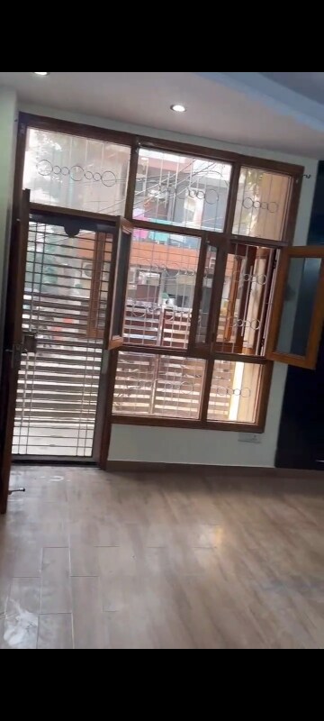 Room in 3 BHK Builder Floor at Sun Homes, Shakti Khand Iii – for Rent