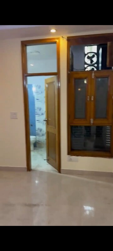 Building Lobby in 3 BHK Builder Floor at Sun Homes, Shakti Khand Iii – for Rent
