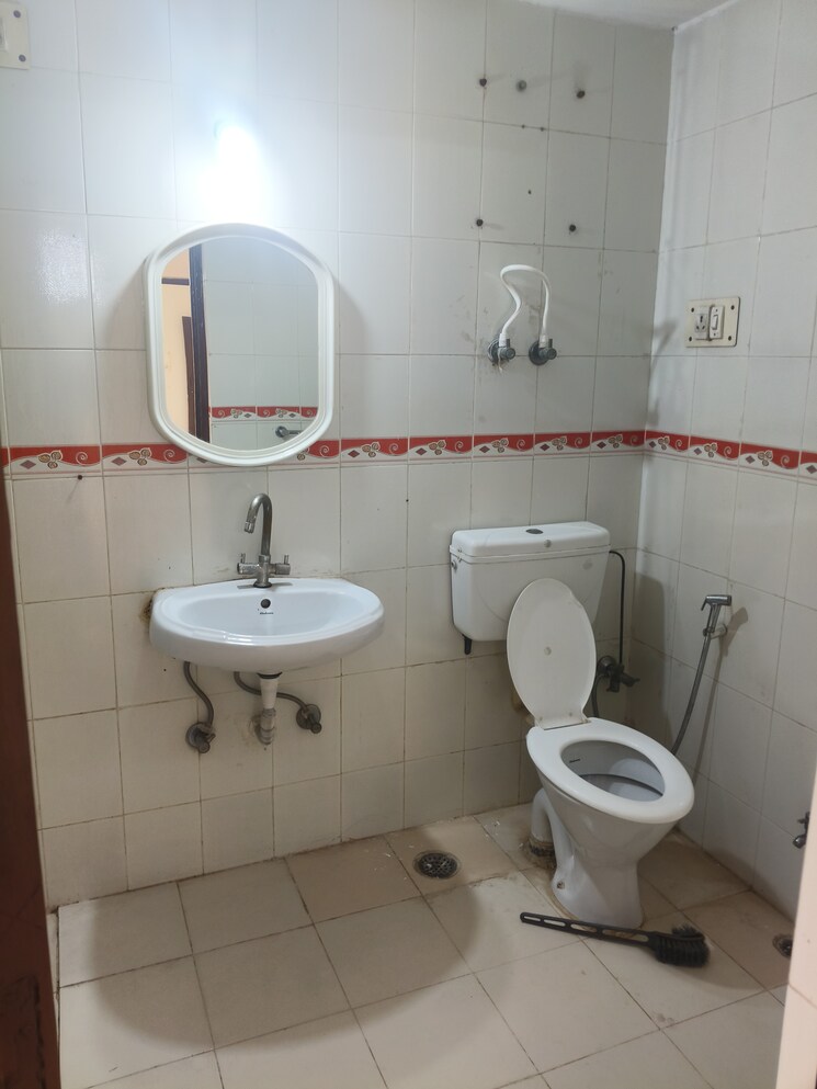 Bathroom, irwo-westend-towers 3 Bedroom 1650 Sq.Ft. Apartment In Sector 47 Gurgaon 8169144