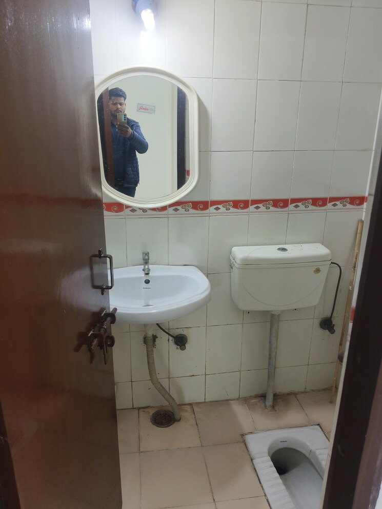 Bathroom, irwo-westend-towers 3 Bedroom 1650 Sq.Ft. Apartment In Sector 47 Gurgaon 8169144