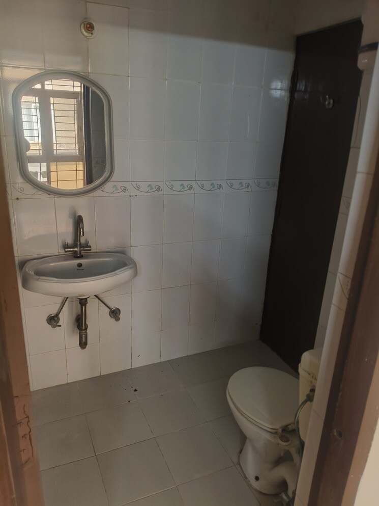Bathroom, irwo-westend-towers 3 Bedroom 1650 Sq.Ft. Apartment In Sector 47 Gurgaon 8169144