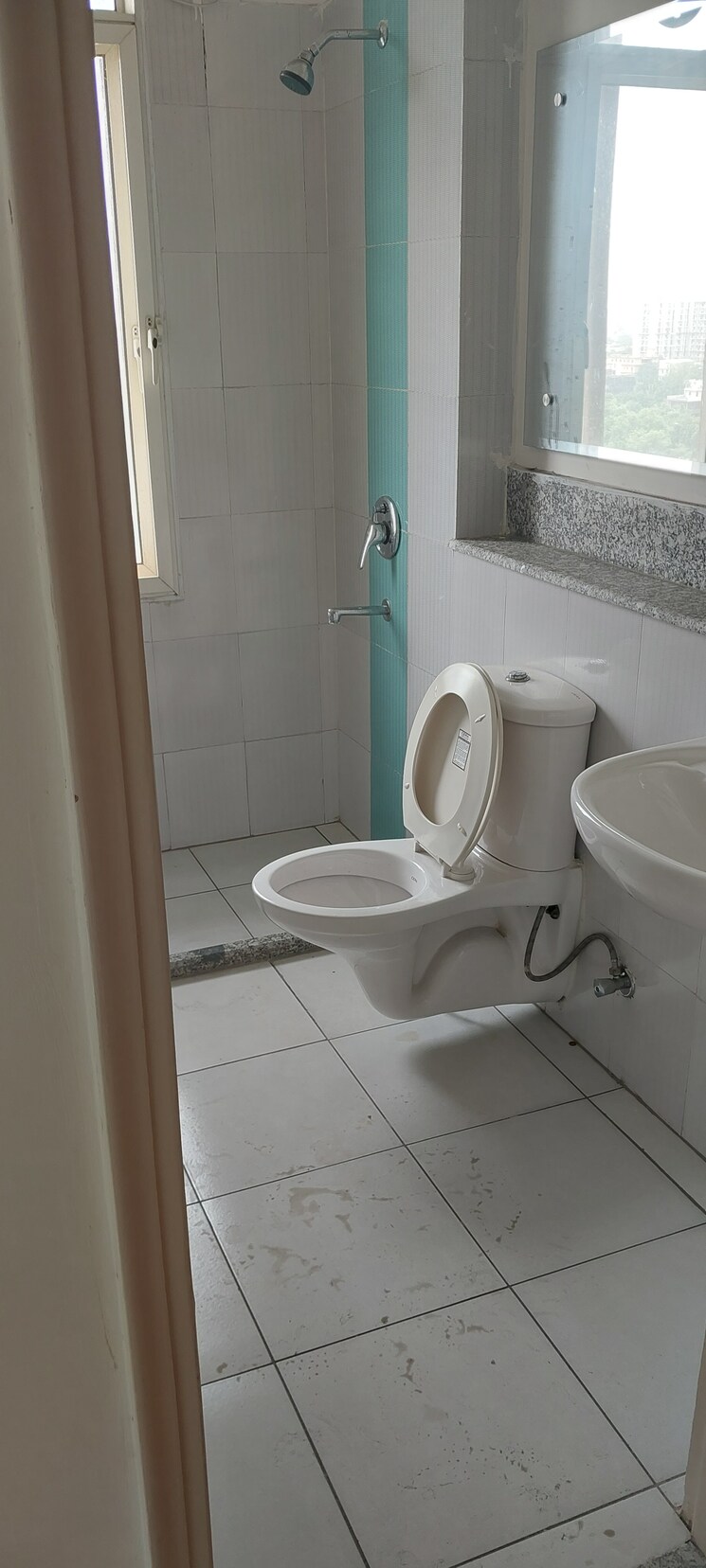 Bathroom, jaypee-moon-court 3 Bedroom 1915 Sq.Ft. Apartment In Jaypee Greens Greater Noida 8169143