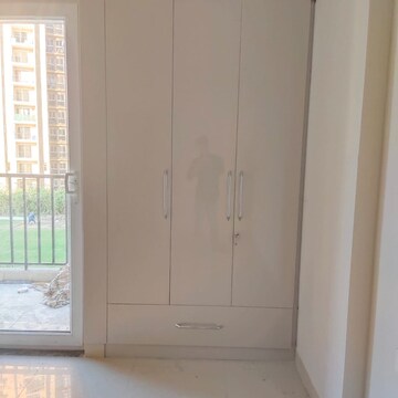 Room in 2 BHK Apartment at Tata Eureka Park, Sector 150 – for Rent