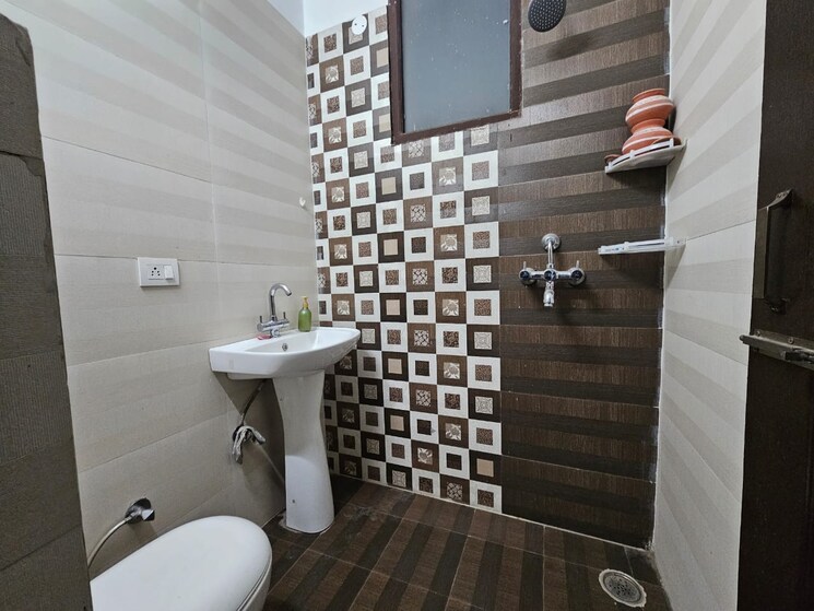 Bathroom, ambala highway 3 Bedroom 150 Sq.Ft. Builder Floor In Ambala Highway Zirakpur 8169487