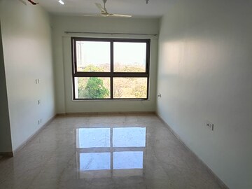 Room in 2 BHK Apartment at Kalpataru Paramount, Kapur Bawdi – for Rent